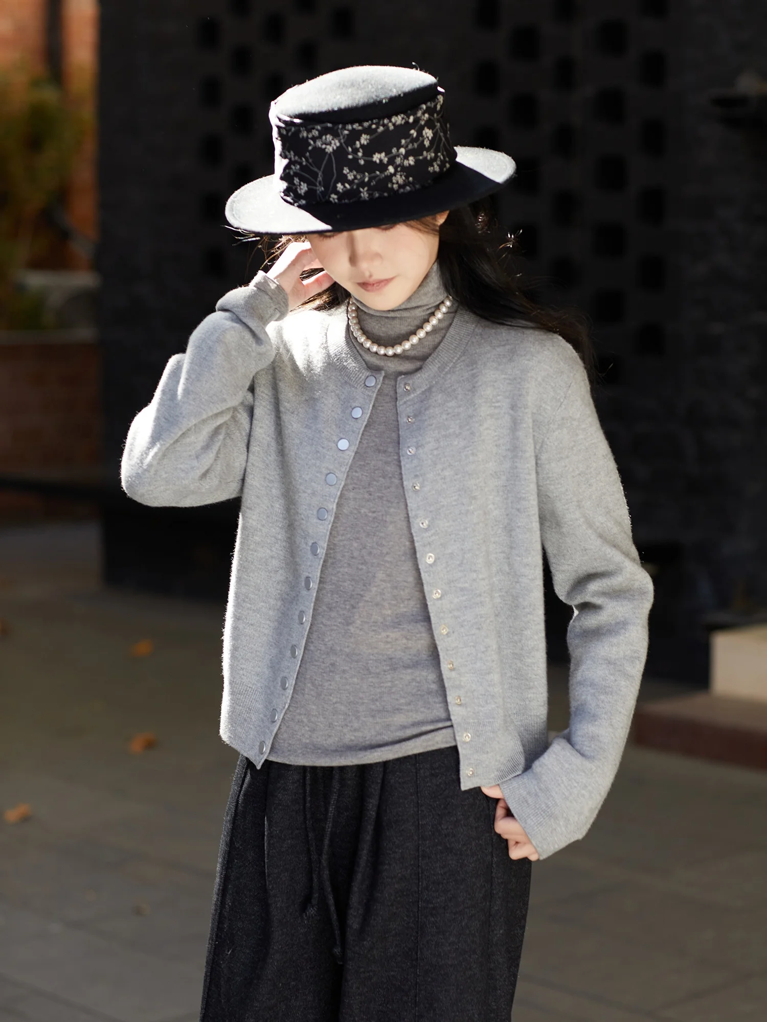 Gray Cashmere Knitted Sweater Coat Women's Winter Fashion Artistic Style Long Sleeve 32 Threads Button Detail Open Cardigan
Gray Cashmere Knitted Sweater Coat Women's Winter Fashion Artistic Style Long Sleeve 32 Threads Button Detail Open Cardigan
