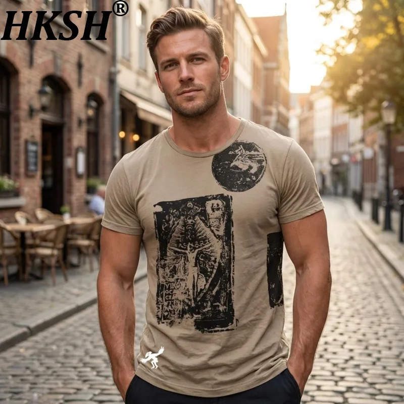 HKSH Summer New Men Tide Dark Vintage V-neck Printed Short-sleeve T-shirt Waste Land Washed Distressed Chic Ins Vibe Top HK21654
HKSH Summer New Men Tide Dark Vintage V-neck Printed Short-sleeve T-shirt Waste Land Washed Distressed Chic Ins Vibe Top HK21654
