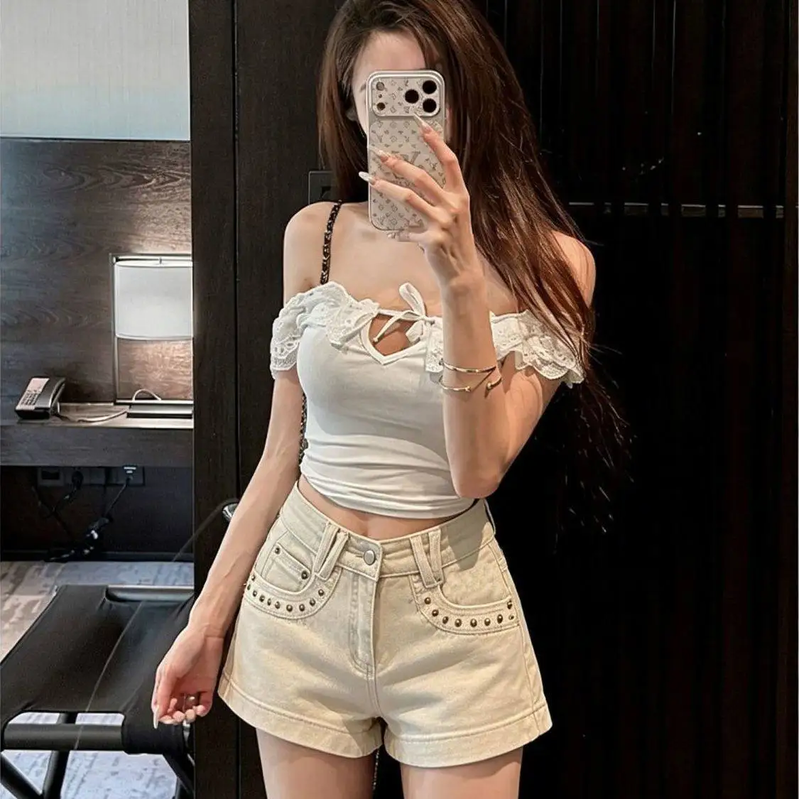 Summer 2026 High Waist Rivet Denim Shorts Women Slim A-Line Design Sensation Hot Pants Tanned Look Casual Cotton Ladies Jeans
Summer 2026 High Waist Rivet Denim Shorts Women Slim A-Line Design Sensation Hot Pants Tanned Look Casual Cotton Ladies Jeans