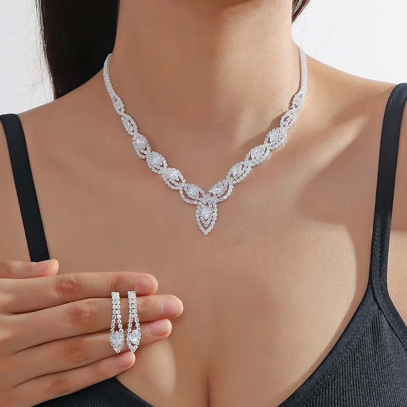 Claw Chain Series Loose Diamond Zircon Earrings and Necklace Set Retro Simple Dress Full Diamond Clavicle Chain Female
Claw Chain Series Loose Diamond Zircon Earrings and Necklace Set Retro Simple Dress Full Diamond Clavicle Chain Female