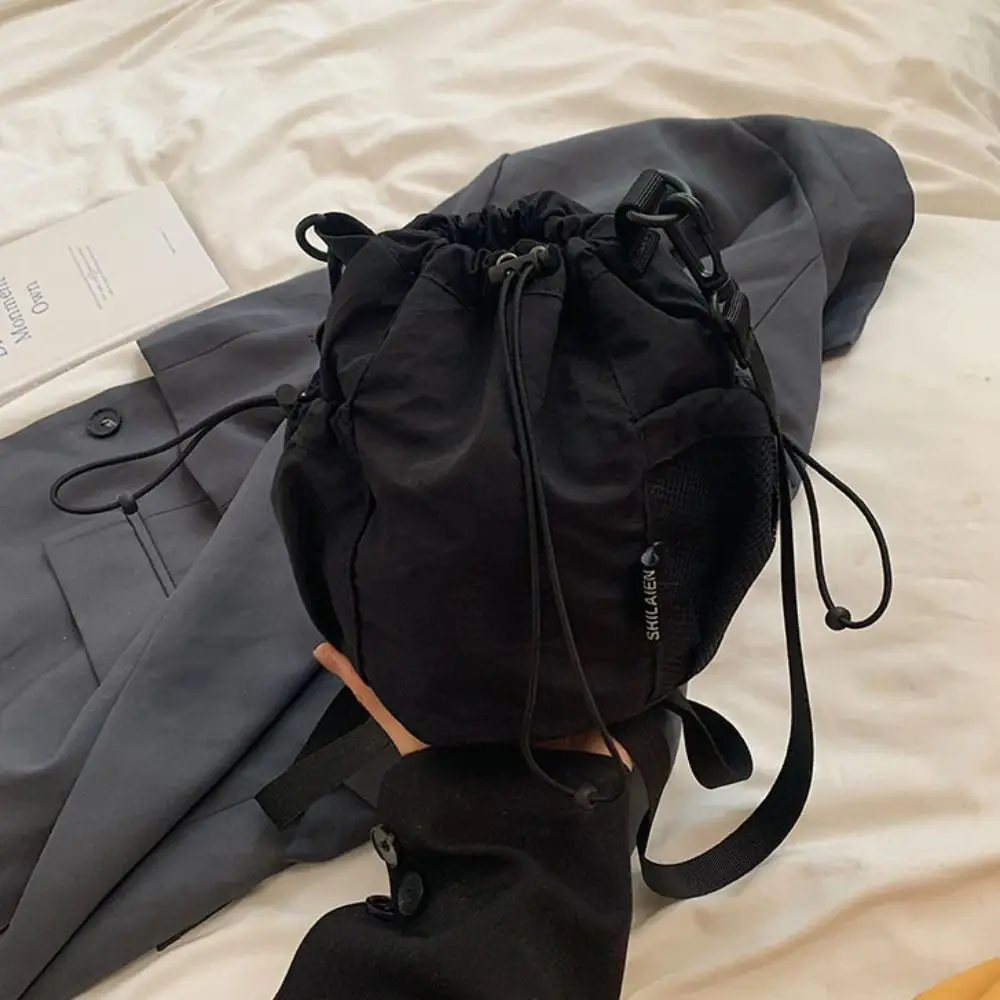 Casual Korean Style Drawstring Bucket Bag Solid Color Large Capacity Nylon Crossbody Bag Mesh Wrinkle Shoulder Bag Office Worker
Casual Korean Style Drawstring Bucket Bag Solid Color Large Capacity Nylon Crossbody Bag Mesh Wrinkle Shoulder Bag Office Worker