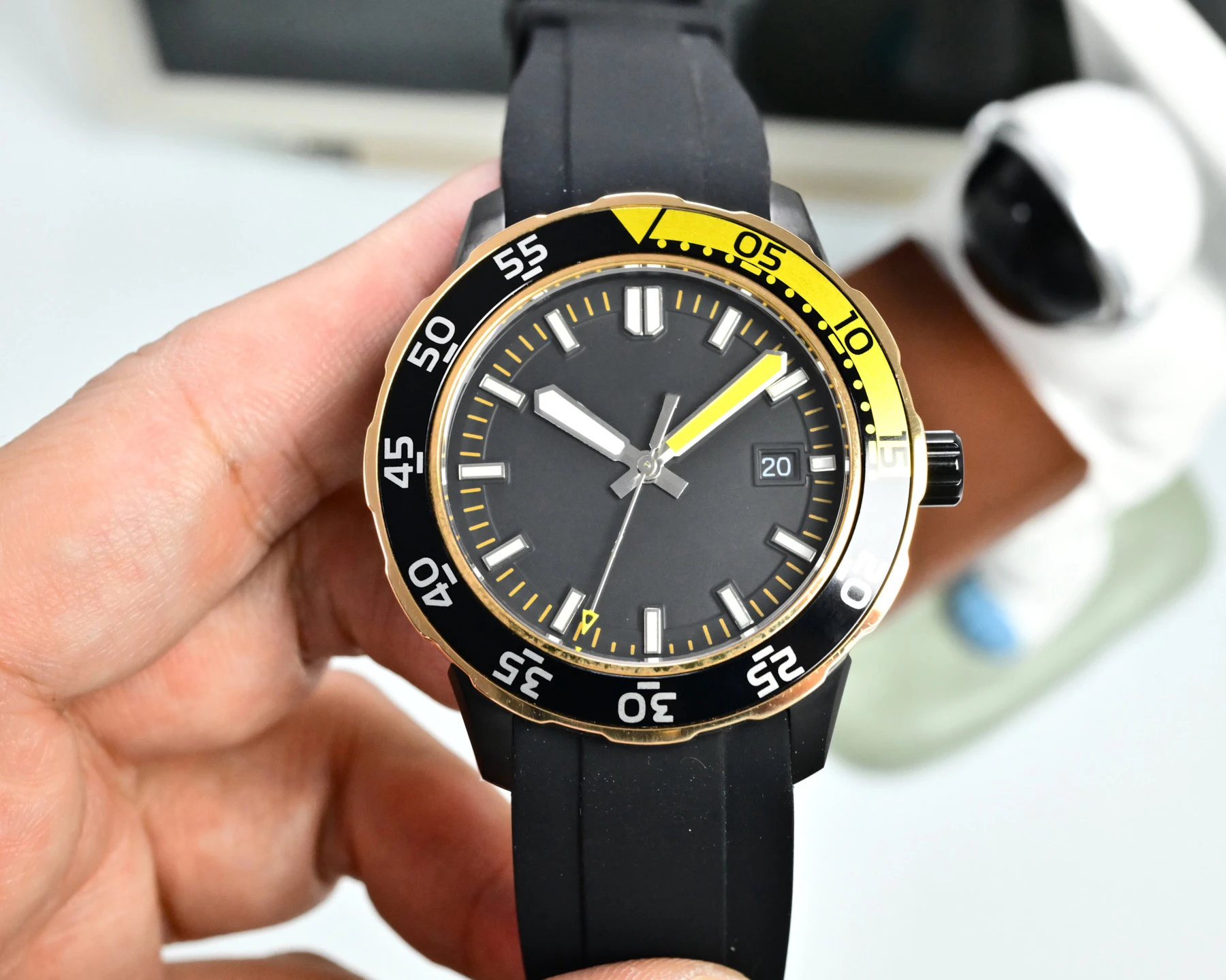 Customized watch, 44mm, sapphire glass mirror, custom integrated movement, rubber strap
Customized watch, 44mm, sapphire glass mirror, custom integrated movement, rubber strap