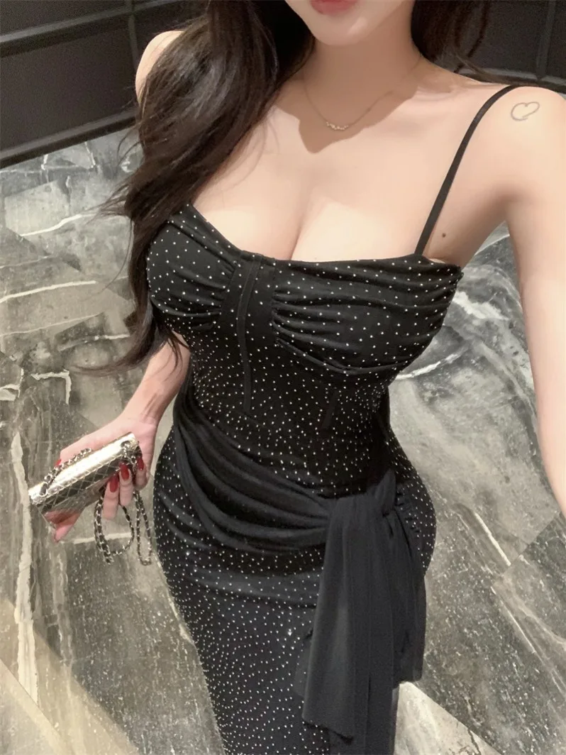 Элегантное женское платье макси с пайетками и бретелями, подчеркивающее талию и бедра, с разрезом, черное
Элегантное женское платье макси с пайетками и бретелями, подчеркивающее талию и бедра, с разрезом, черное