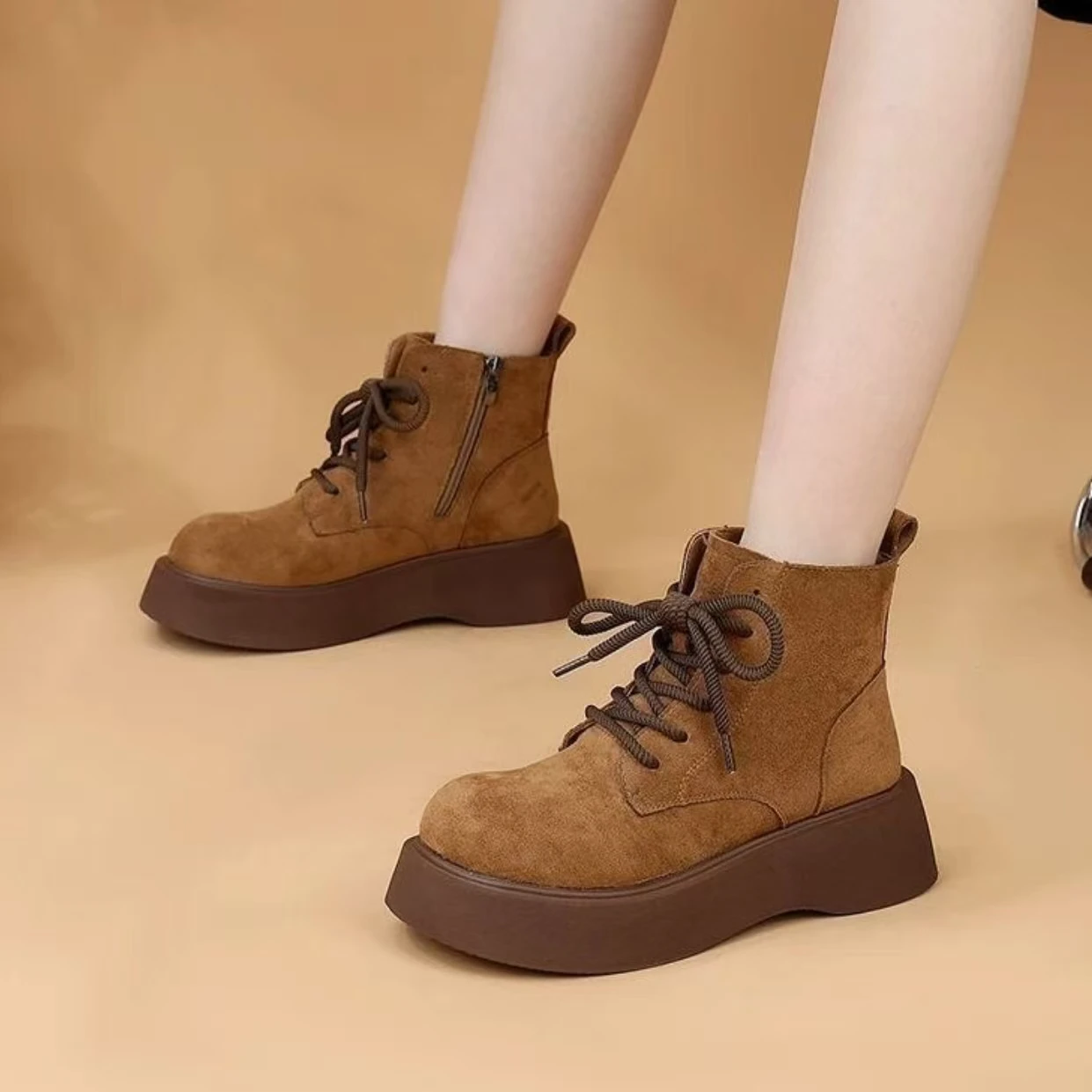 Женские зимние кожаные ботильоны большого размера на танкетке, толстая подошва, нескользящая, с круглым носком, на шнуровке, с тонким плюшем, сохраняющая тепло, высокий верх, хлопковые ботинки
Женские зимние кожаные ботильоны большого размера на танкетке, толстая подошва, нескользящая, с круглым носком, на шнуровке, с тонким плюшем, сохраняющая тепло, высокий верх, хлопковые ботинки