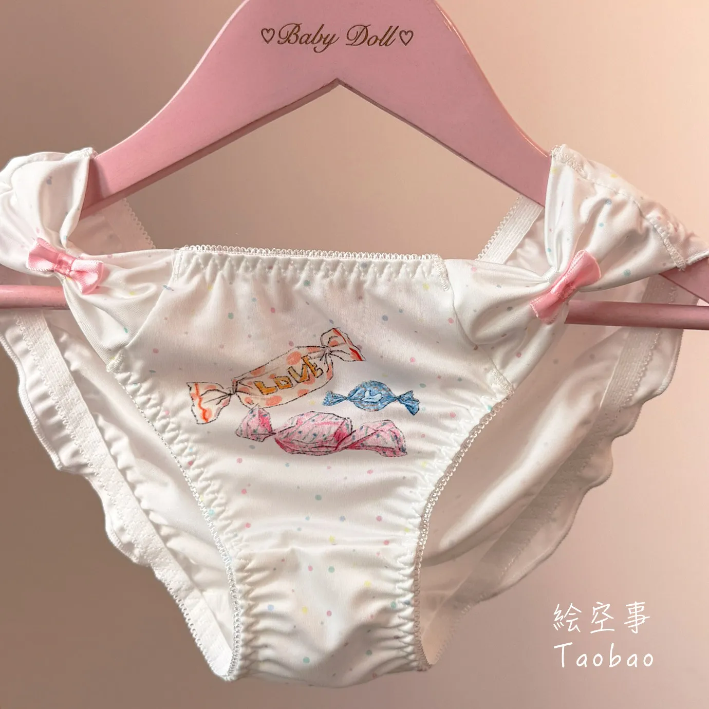 Яркое вечернее нижнее белье, японские милые карамельные сладкие банты, кружевные треугольные брюки в стиле Лолиты для девочек, дышащее удобное нижнее белье для женщин
Яркое вечернее нижнее белье, японские милые карамельные сладкие банты, кружевные треугольные брюки в стиле Лолиты для девочек, дышащее удобное нижнее белье для женщин