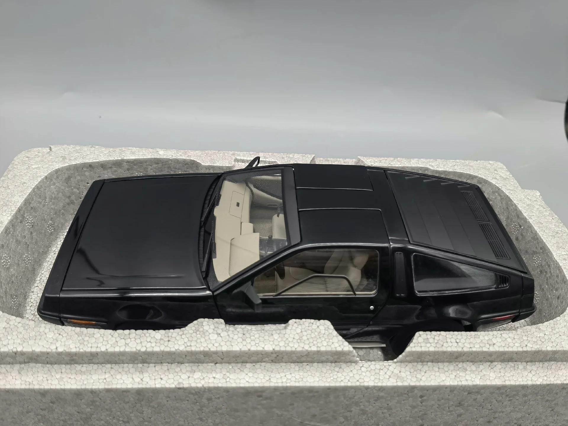 Autoart 1:18 DeLorean DMC-12 Black Simulation Limited Edition All Open Alloy Metal Static Car Model Toy Gift
Autoart 1:18 DeLorean DMC-12 Black Simulation Limited Edition All Open Alloy Metal Static Car Model Toy Gift