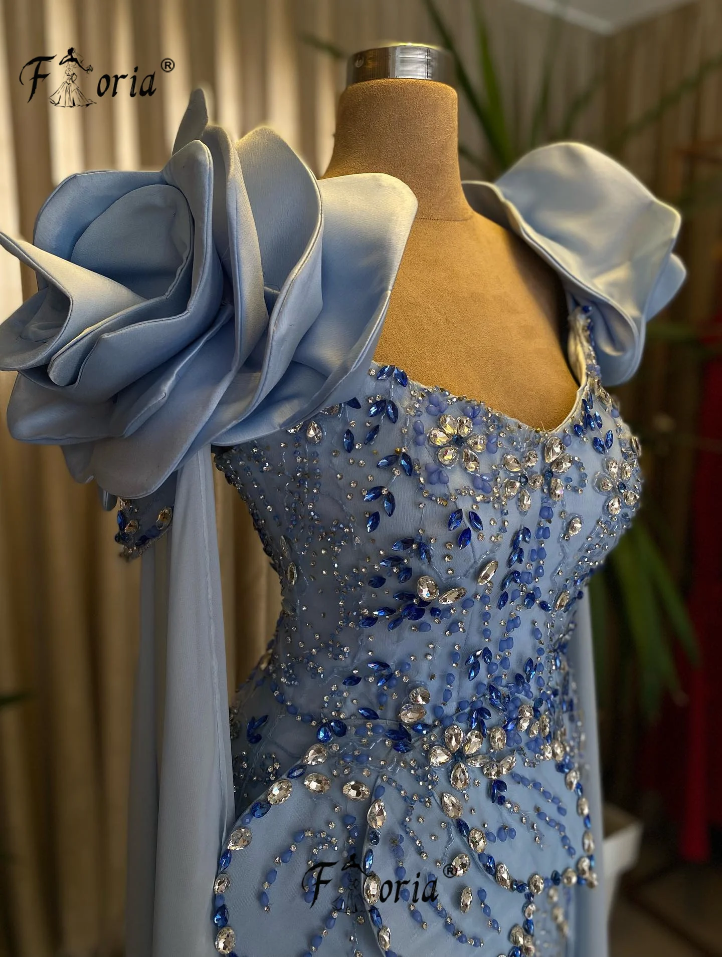 Floria Blue Mermaid Evening Dress With Long Cape Sleeve Luxury Crystal Beads Prom Gown 3D Flowers Formal Party Dresses Customize
Floria Blue Mermaid Evening Dress With Long Cape Sleeve Luxury Crystal Beads Prom Gown 3D Flowers Formal Party Dresses Customize
