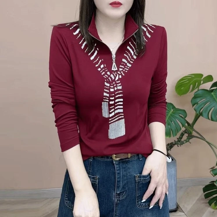 Женский пуловер с отложным воротником на молнии и длинным рукавом
Женский пуловер с отложным воротником на молнии и длинным рукавом