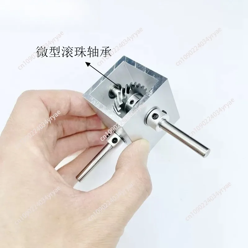 Micro-small 1:2 right-angle reversing reduction gearbox aluminum alloy shell hand-operated helical gear gearbox corner turner
Micro-small 1:2 right-angle reversing reduction gearbox aluminum alloy shell hand-operated helical gear gearbox corner turner