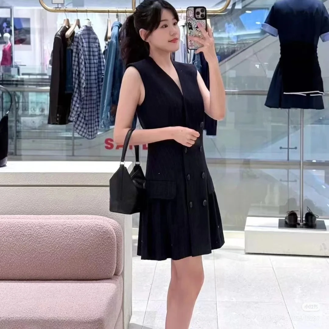 Elegant two-piece suit for office ladies: diamond-studded blazer or V-neck sleeveless double-breasted dress
Elegant two-piece suit for office ladies: diamond-studded blazer or V-neck sleeveless double-breasted dress