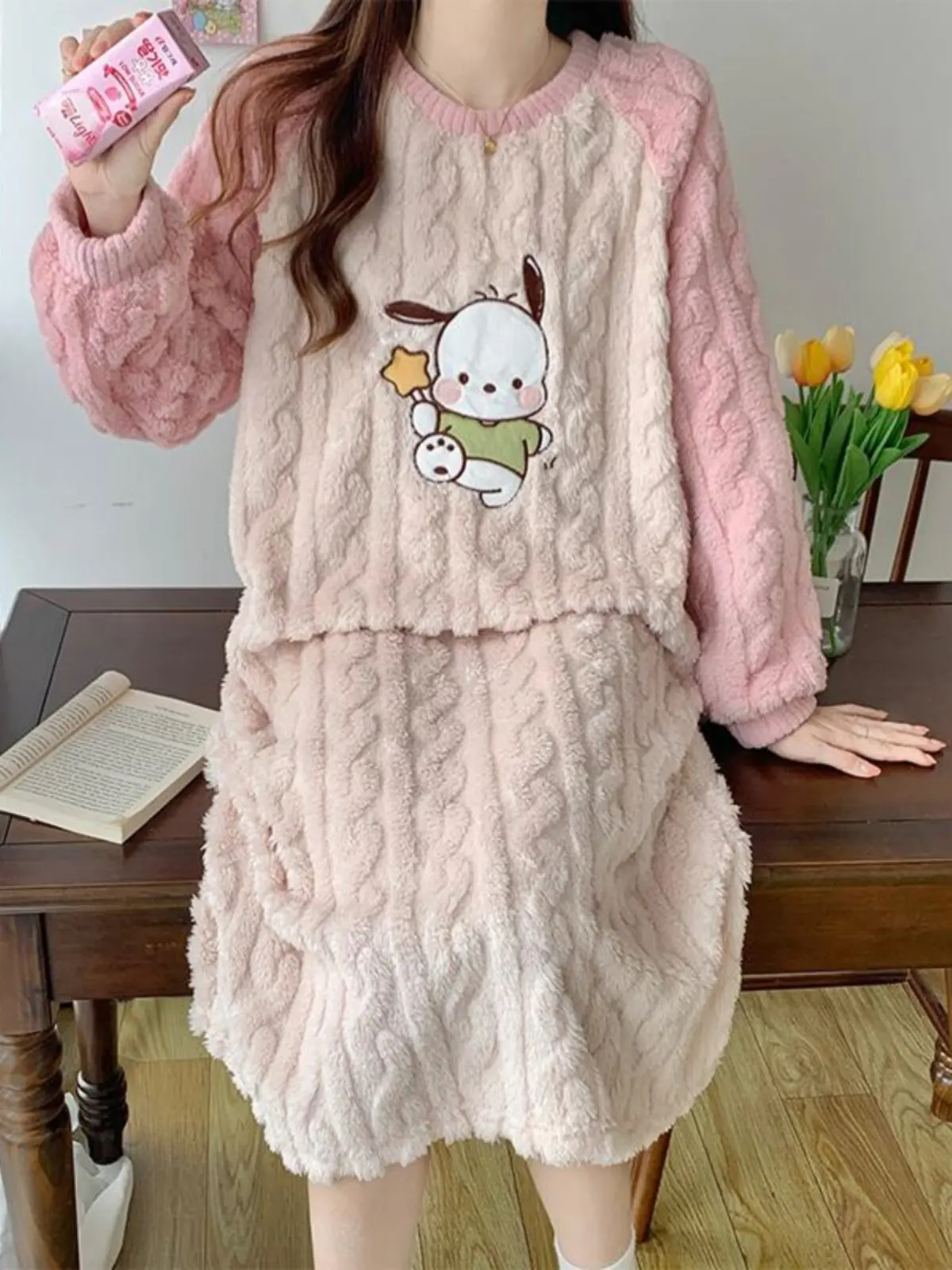 Thickened and Warm Coral Fleece Nightgown for Autumn and Winter Cute and Feminine Katie Cat Sleepwear Home Clothes
Thickened and Warm Coral Fleece Nightgown for Autumn and Winter Cute and Feminine Katie Cat Sleepwear Home Clothes
