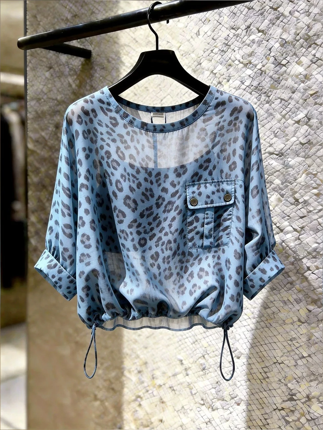 Korean Style round Neck Leopard Print Shirt Drawstring Fashionable Summer Top Women's Clothing Commute Style High Waist Design
Korean Style round Neck Leopard Print Shirt Drawstring Fashionable Summer Top Women's Clothing Commute Style High Waist Design