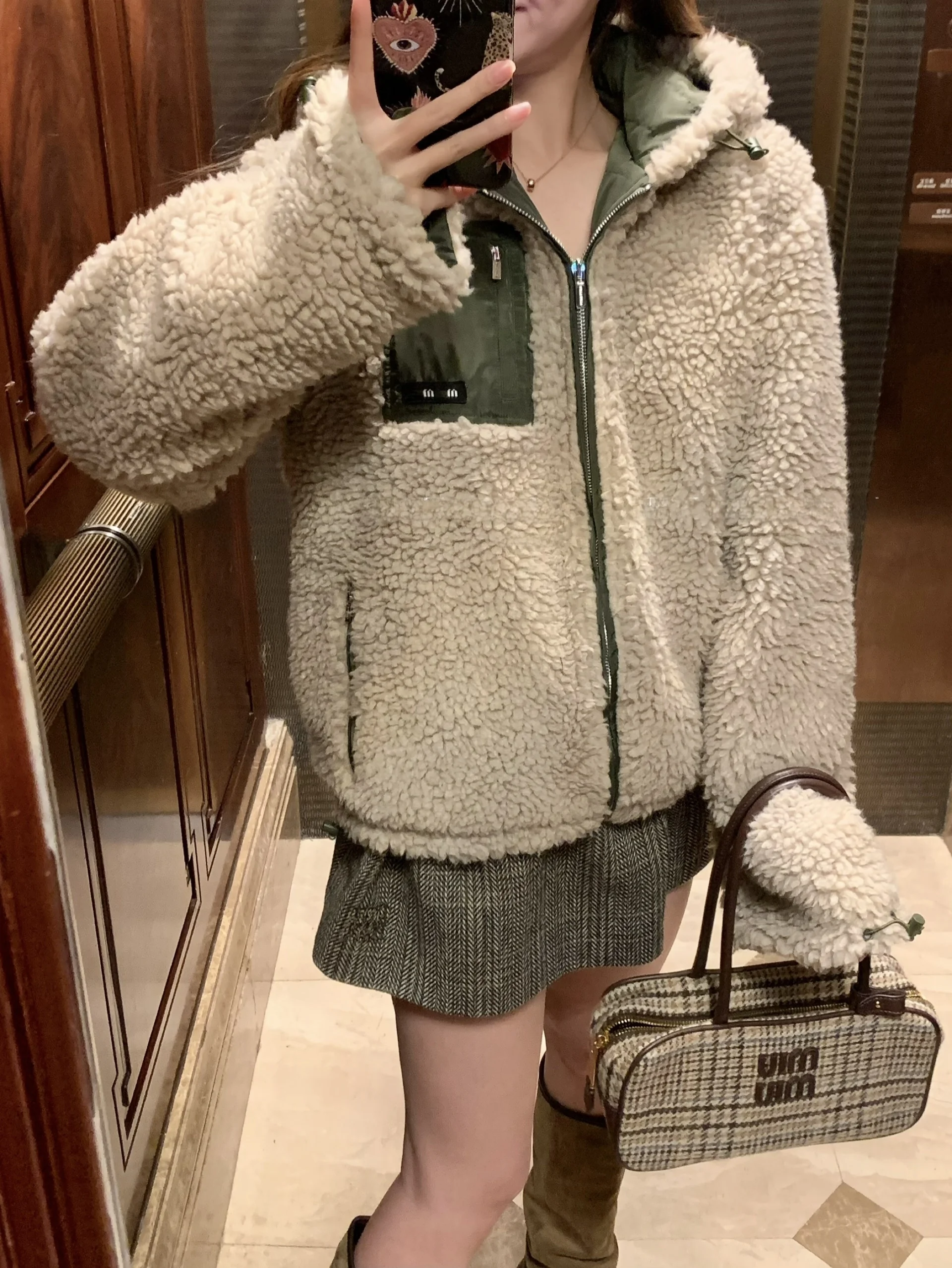 Двусторонняя контрастная куртка свободного кроя с капюшоном из овечьей шерсти и хлопка, с буквенными нашивками, повседневная женская верхняя одежда
Двусторонняя контрастная куртка свободного кроя с капюшоном из овечьей шерсти и хлопка, с буквенными нашивками, повседневная женская верхняя одежда