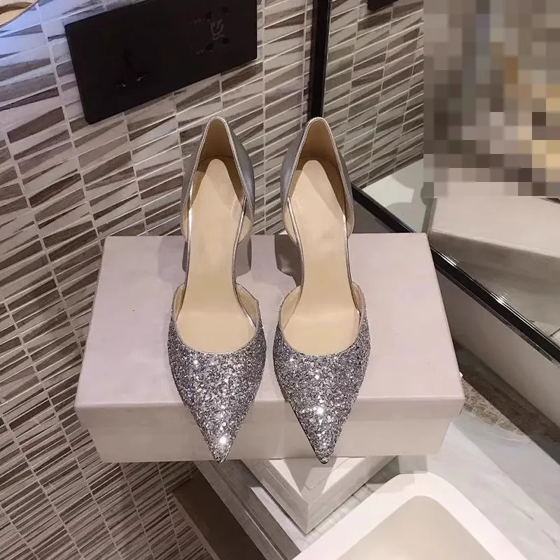 Spring and summer new pointed hollow patent leather sequin low-heeled shoes thin high-heeled banquet dress women's sandals
Spring and summer new pointed hollow patent leather sequin low-heeled shoes thin high-heeled banquet dress women's sandals