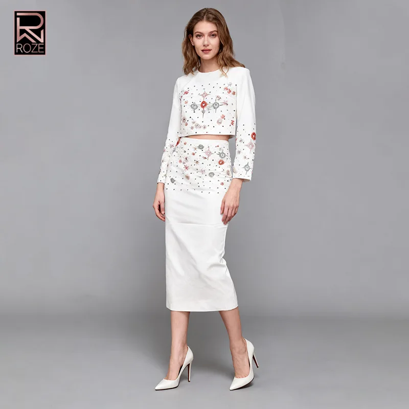 Комплект костюма Office Ready с украшением из кристаллов 2025 — укороченный топ с круглым вырезом и длинными рукавами и юбка-трапеция с высокой талией
Комплект костюма Office Ready с украшением из кристаллов 2025 — укороченный топ с круглым вырезом и длинными рукавами и юбка-трапеция с высокой талией