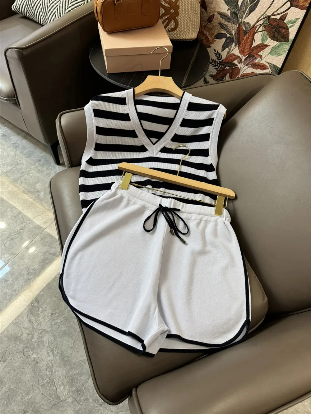 Women's 2 Piece Set V-Neck Sleeveless Vest Knitted tops+ Elastic Waist Shorts Suits Summer B*C New
Women's 2 Piece Set V-Neck Sleeveless Vest Knitted tops+ Elastic Waist Shorts Suits Summer B*C New