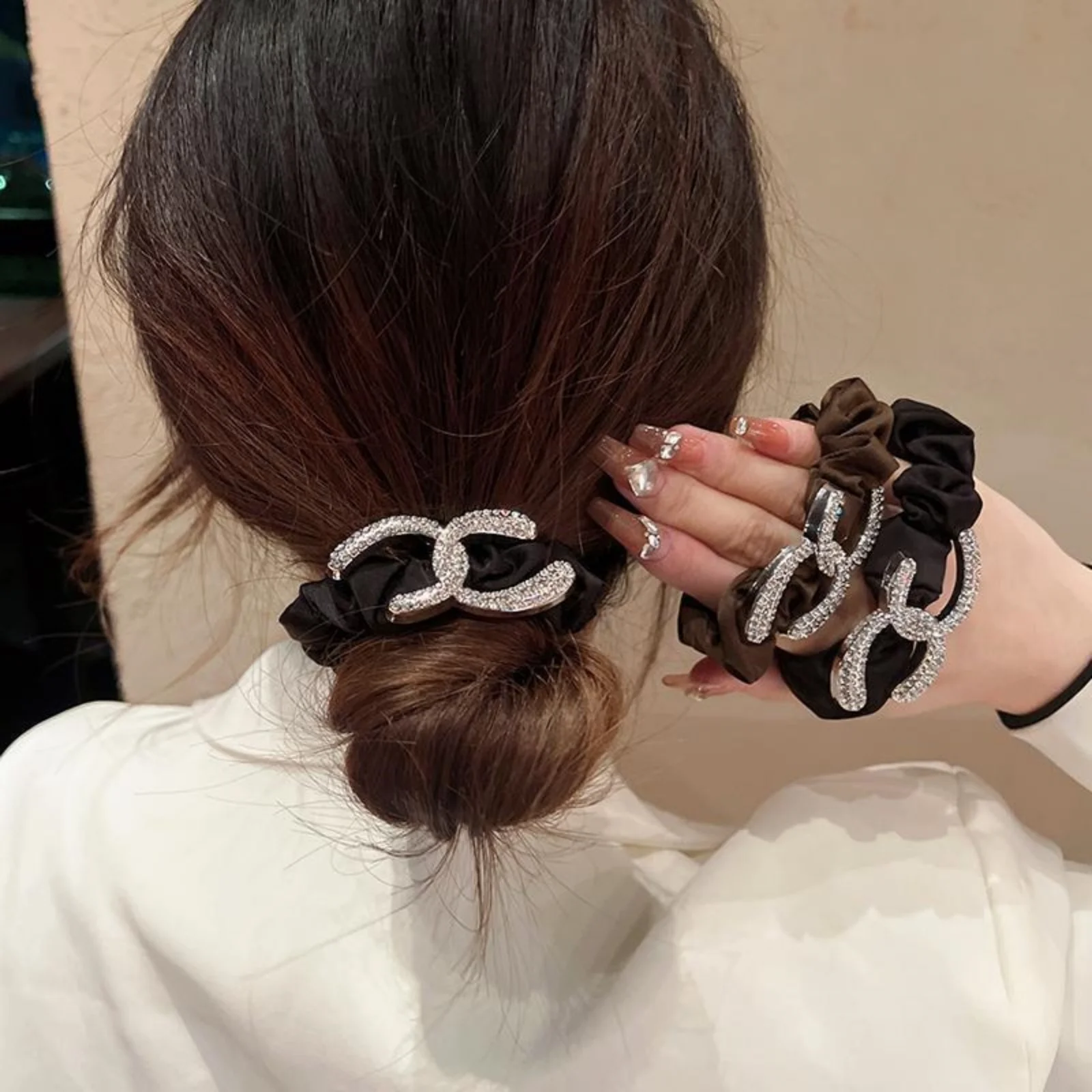 1PC Satin Hair Scrunchies, Black & Brown Double C Rhinestone Decor,Chic Retro-Style Hair Ties For Women,Stylish Daily Wear Party
1PC Satin Hair Scrunchies, Black & Brown Double C Rhinestone Decor,Chic Retro-Style Hair Ties For Women,Stylish Daily Wear Party