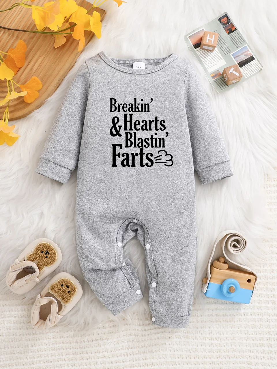 A baby long-sleeved onesie with interesting letter prints. It features a buttoned design for easy putting on and taking off
A baby long-sleeved onesie with interesting letter prints. It features a buttoned design for easy putting on and taking off