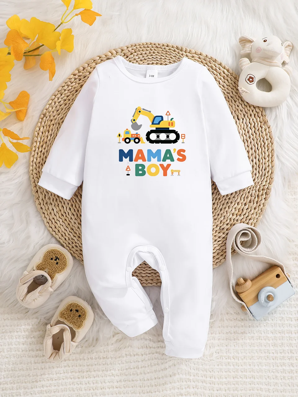 A baby long-sleeved onesie with interesting letter prints. It features a buttoned design for easy putting on and taking off, and
A baby long-sleeved onesie with interesting letter prints. It features a buttoned design for easy putting on and taking off, and