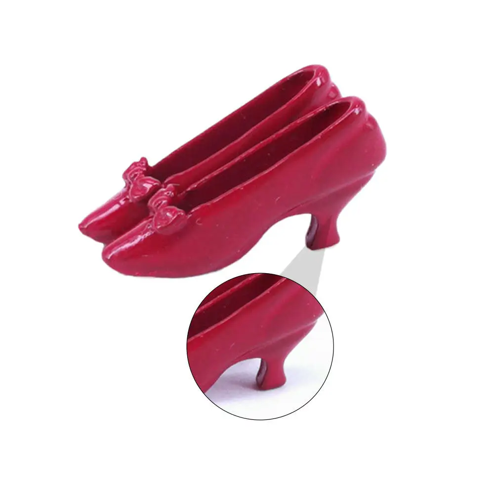 2 пары миниатюрных туфель на высоком каблуке с красными бантиками из сплава, идеально подходят для украшения кукольного домика.
2 пары миниатюрных туфель на высоком каблуке с красными бантиками из сплава, идеально подходят для украшения кукольного домика.