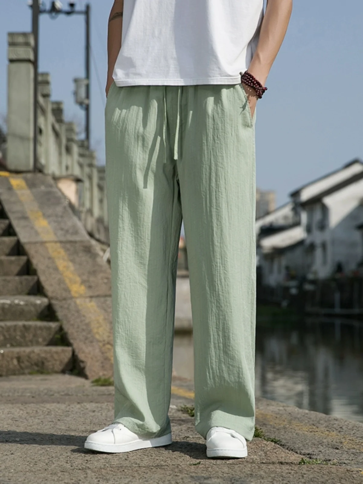 Новые китайские мужские брюки свободного кроя с широкими штанинами, летние тонкие повседневные брюки из ледяного шелка, модные свободные брюки
Новые китайские мужские брюки свободного кроя с широкими штанинами, летние тонкие повседневные брюки из ледяного шелка, модные свободные брюки