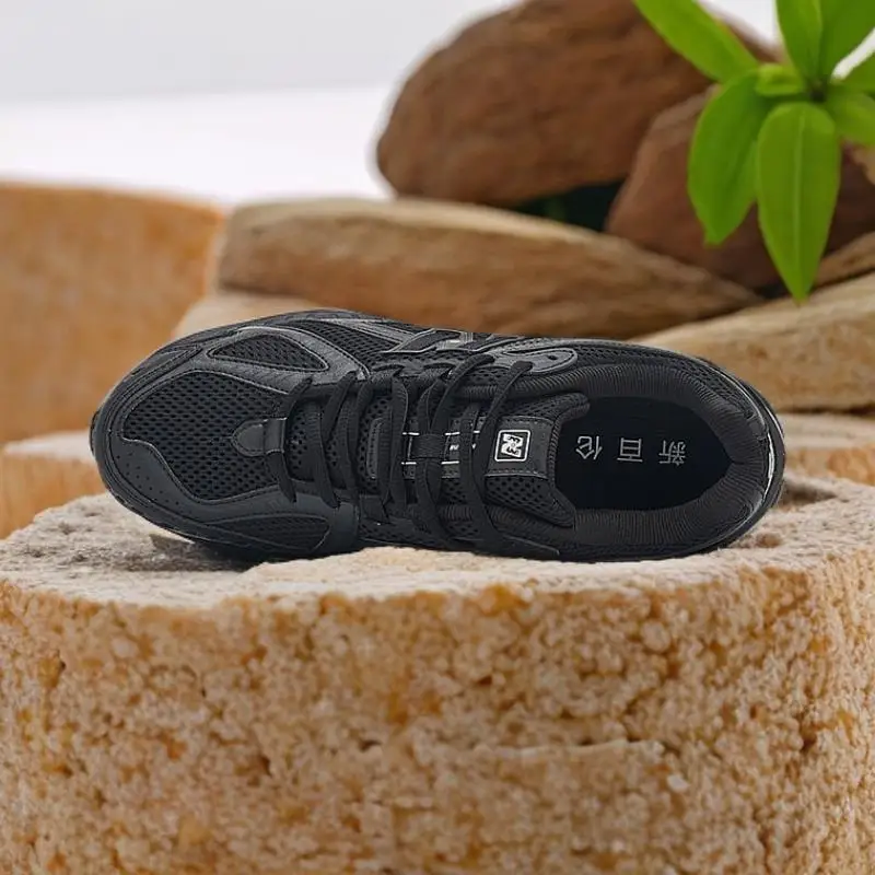 Durable, and shock-absorbing running shoes with a soft sole that is lightweight, comfortable, and does not rub against the feet
Durable, and shock-absorbing running shoes with a soft sole that is lightweight, comfortable, and does not rub against the feet