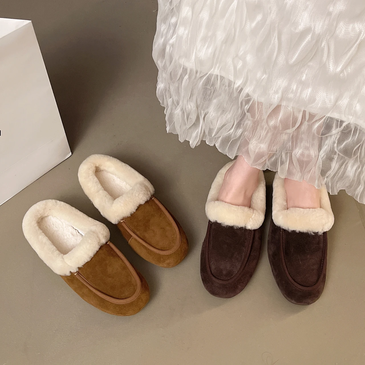 Luxury Shearing Furry Mule Shoes Woman Winter Warm Fur Lazy Loafers Ladies Brand Design Slip-on Thick Plush Short Boots
Luxury Shearing Furry Mule Shoes Woman Winter Warm Fur Lazy Loafers Ladies Brand Design Slip-on Thick Plush Short Boots