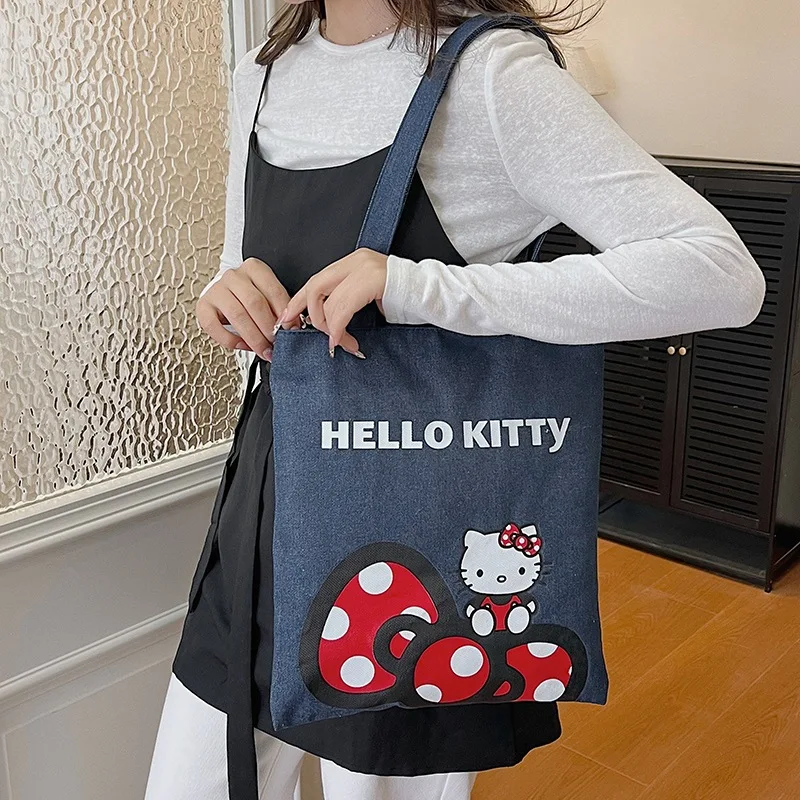 Новая женская сумка через плечо Kitty: милая джинсовая сумка-тоут с большим бантом и горошком, сумка для поездок на работу в стиле Kawaii, сумка-шоппер с кошкой для девочек
Новая женская сумка через плечо Kitty: милая джинсовая сумка-тоут с большим бантом и горошком, сумка для поездок на работу в стиле Kawaii, сумка-шоппер с кошкой для девочек
