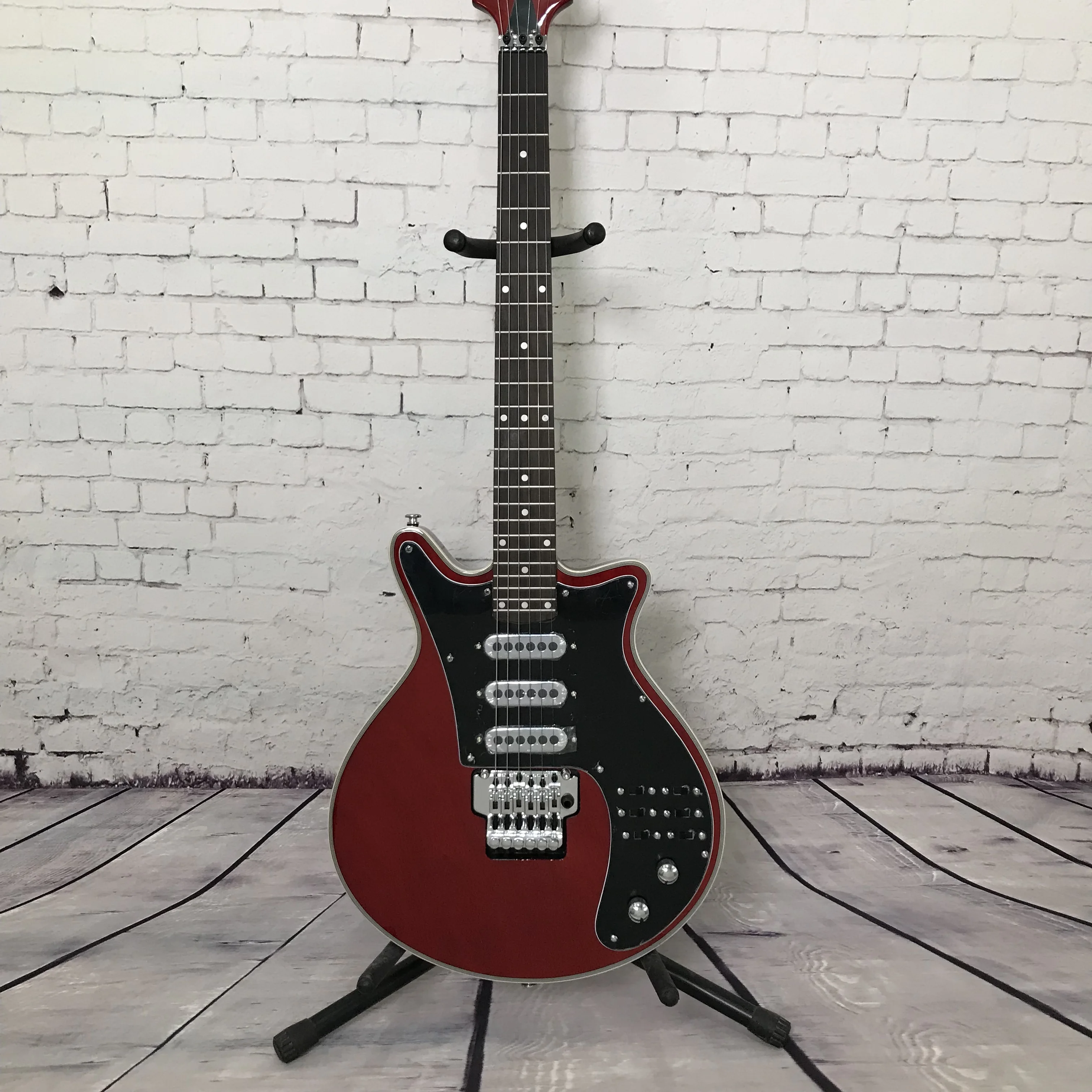 41 Inch Red Vintage Style Electric Guitar 3 Single Coil Pickups Tremolo Bridge for Rock Blues Players Free Shipping
41 Inch Red Vintage Style Electric Guitar 3 Single Coil Pickups Tremolo Bridge for Rock Blues Players Free Shipping