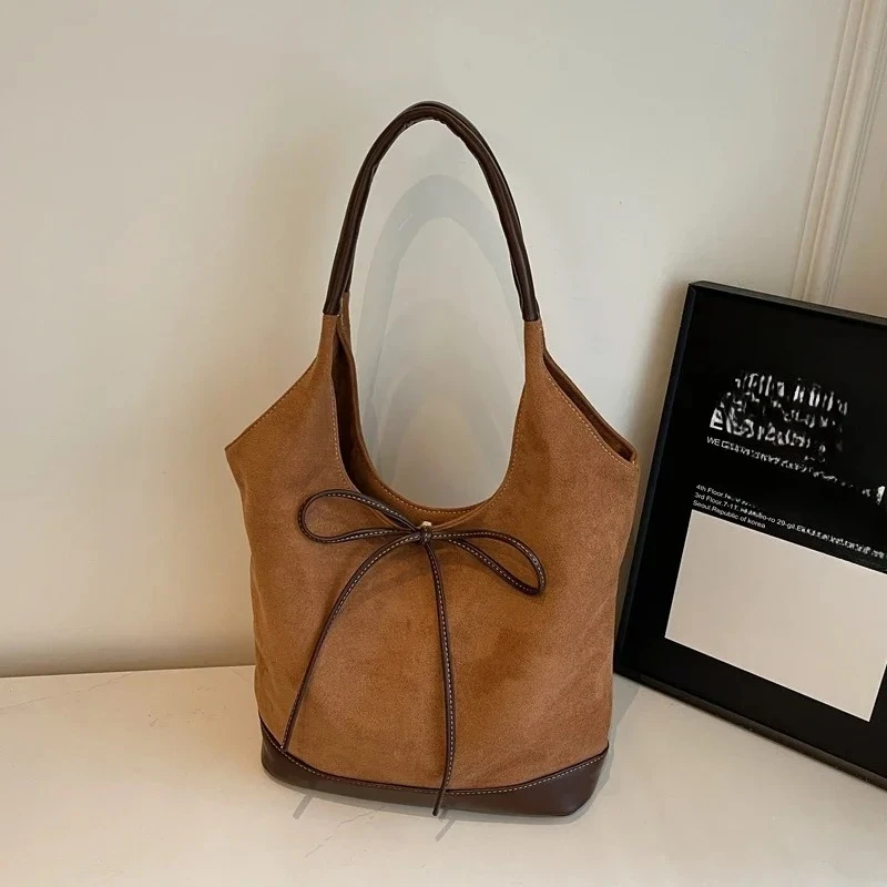 Velvet Bow Solid Color Western Style 2025 Hot Selling Shoulder Bag Hasp Versatile Fashion Tote Bag Soft Simple Trendy Handbag
Velvet Bow Solid Color Western Style 2025 Hot Selling Shoulder Bag Hasp Versatile Fashion Tote Bag Soft Simple Trendy Handbag