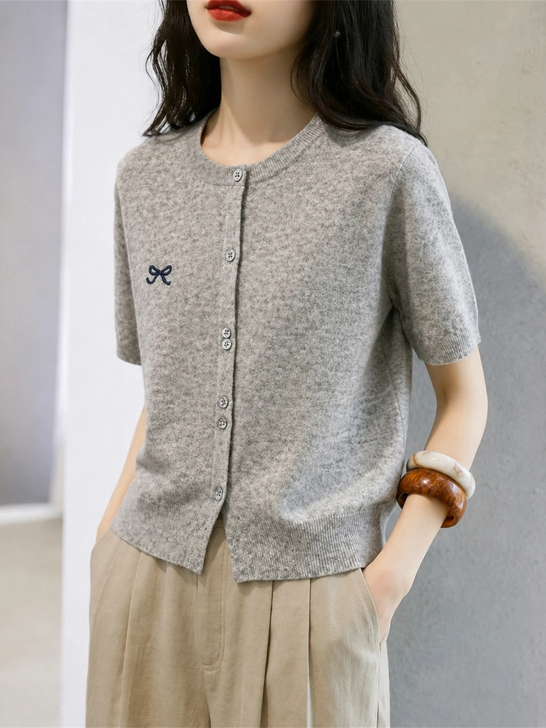 Unique Korean Style Ice Silk Knitted Top Single Button Pure Color Summer Unique Women's Fashion Commute Style Knitwear
Unique Korean Style Ice Silk Knitted Top Single Button Pure Color Summer Unique Women's Fashion Commute Style Knitwear