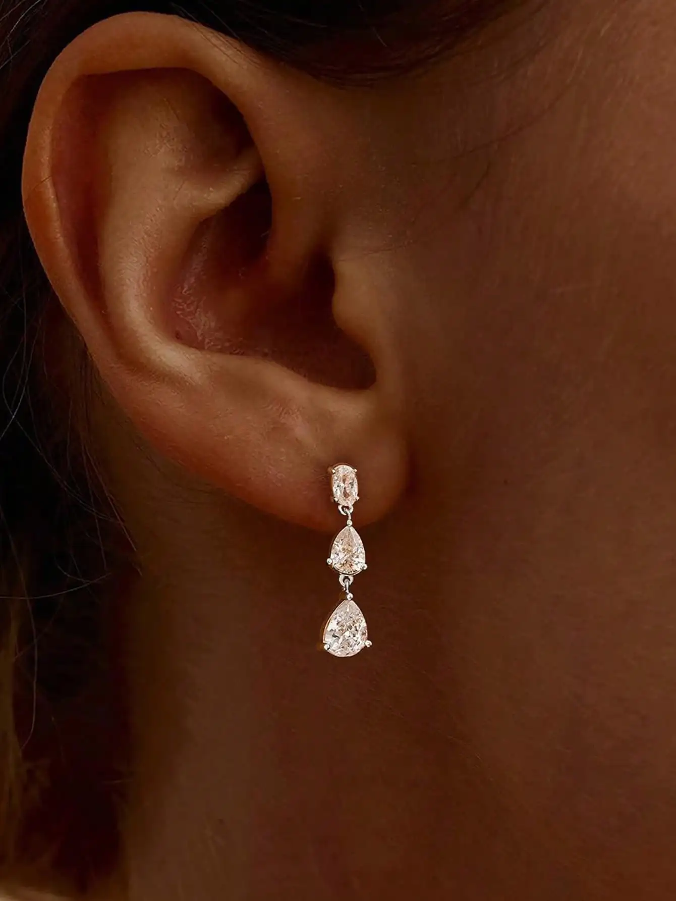 Серьги-подвески из позолоченного золота 14 карат с кубическим цирконием для свадеб и торжественных мероприятий
Серьги-подвески из позолоченного золота 14 карат с кубическим цирконием для свадеб и торжественных мероприятий