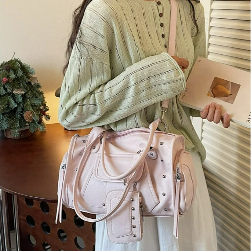Trendy and Fashionable Large-capacity Rivet Motorcycle Bag, New Women's Versatile Handbag, High-end Commuting Crossbody Bag
Trendy and Fashionable Large-capacity Rivet Motorcycle Bag, New Women's Versatile Handbag, High-end Commuting Crossbody Bag