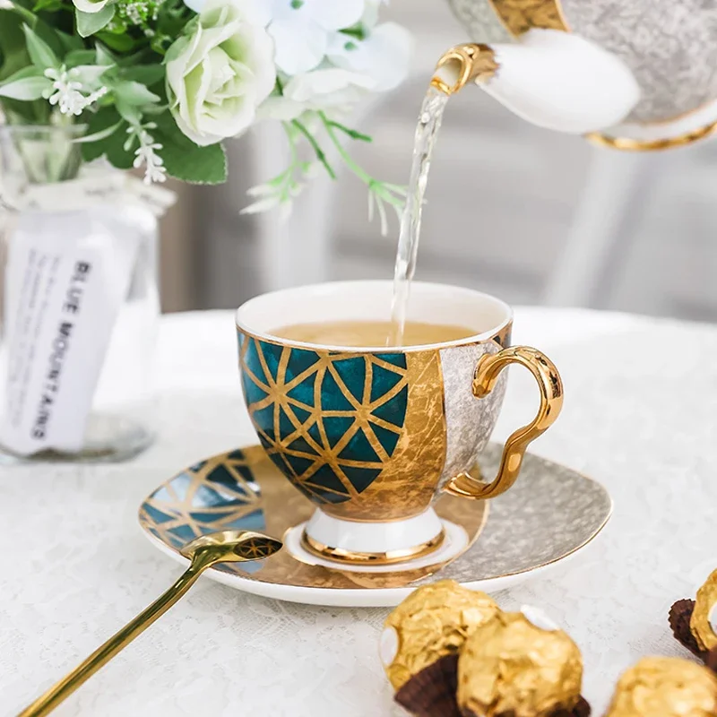 Luxury Bone China Tea Cup Saucer Spoon Set 250ml Coffee Gold Porcelain Ceramic Teacup Cafe Espresso Dropship
Luxury Bone China Tea Cup Saucer Spoon Set 250ml Coffee Gold Porcelain Ceramic Teacup Cafe Espresso Dropship