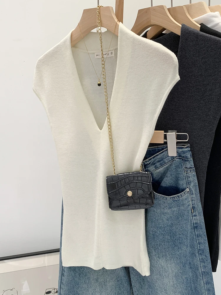 White V-Neck Sleeveless Knitted Vest Women's Fashion Slim Fit Top Commute Style Polyester Fiber Princess Sleeve Five Buttons
White V-Neck Sleeveless Knitted Vest Women's Fashion Slim Fit Top Commute Style Polyester Fiber Princess Sleeve Five Buttons