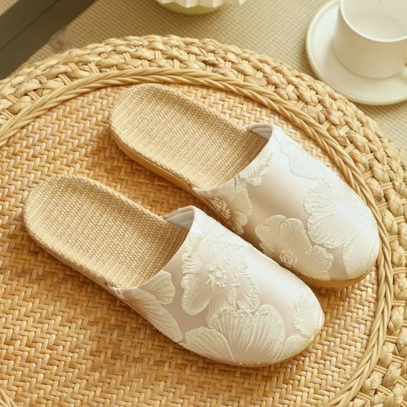 Women's Home Linen Slippers 2026 Soft-soled Breathable Embroidered Slippers Four Seasons Wooden Floor Mute Indoor Flat Shoes
Women's Home Linen Slippers 2026 Soft-soled Breathable Embroidered Slippers Four Seasons Wooden Floor Mute Indoor Flat Shoes