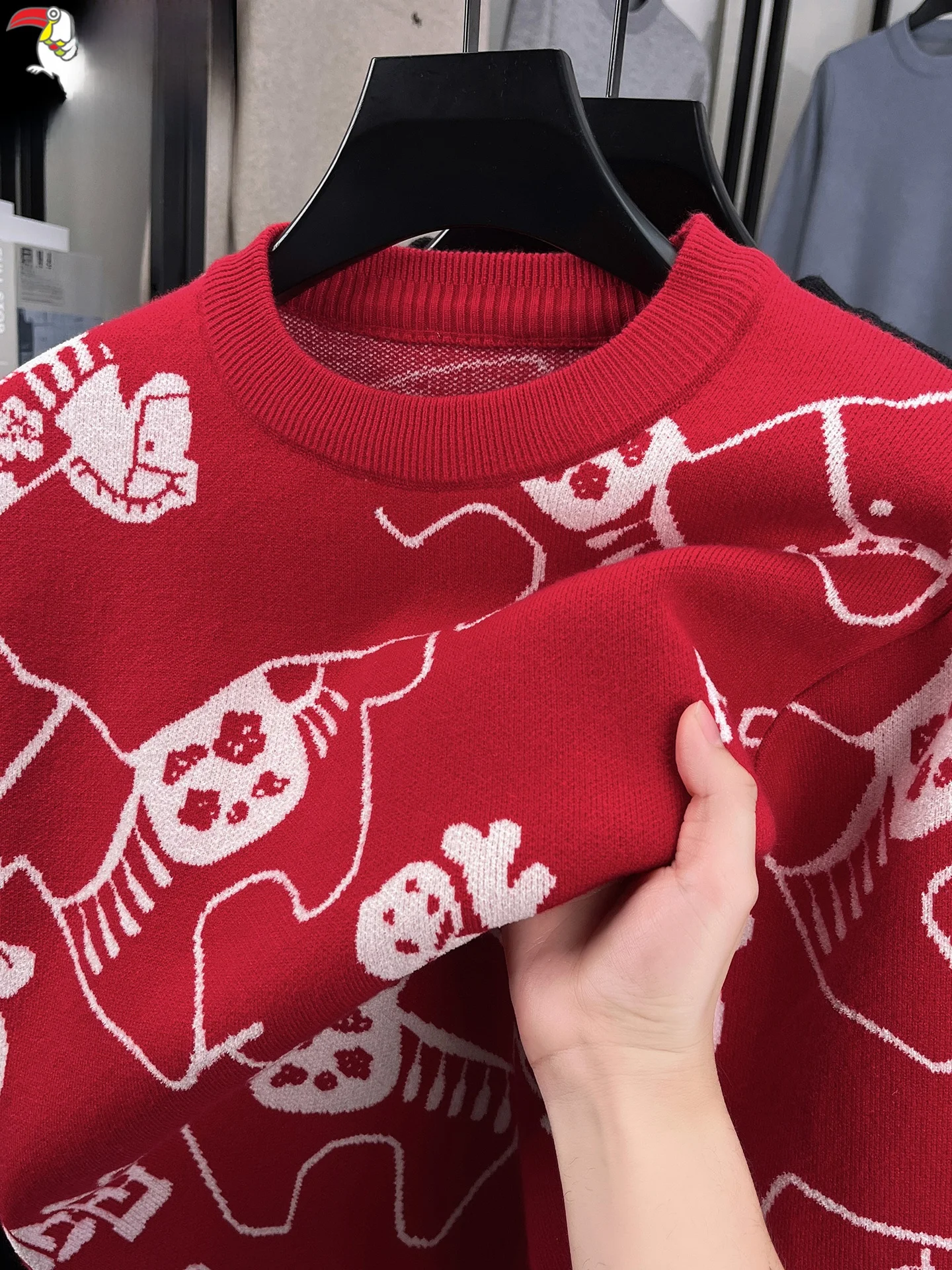 Красный вязаный свитер для мужчин, свободный крой, круглый вырез, осень-зима, модный повседневный стиль, комфортный и теплый.
Красный вязаный свитер для мужчин, свободный крой, круглый вырез, осень-зима, модный повседневный стиль, комфортный и теплый.