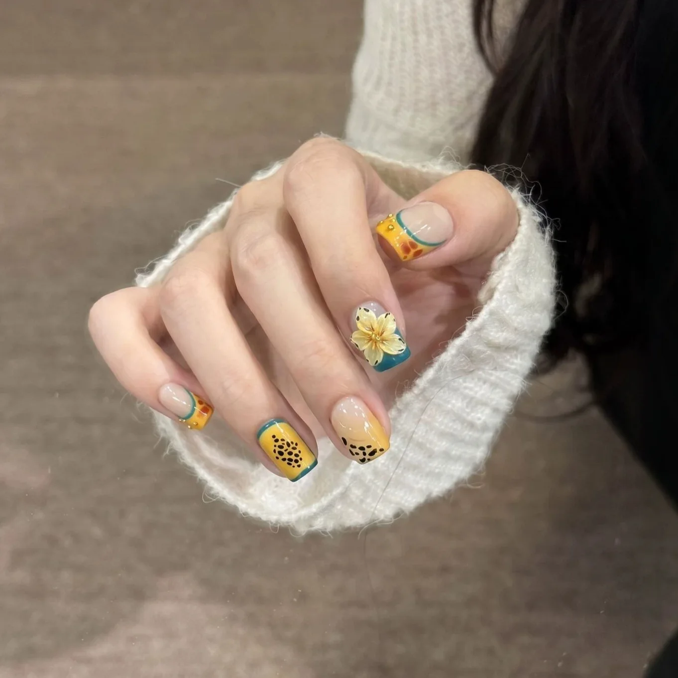 10pcs Handmade Press On Nails Western Style Hand-painted Carved Flower Design with Leopard French Tip Full Cover Fake Nails
10pcs Handmade Press On Nails Western Style Hand-painted Carved Flower Design with Leopard French Tip Full Cover Fake Nails
