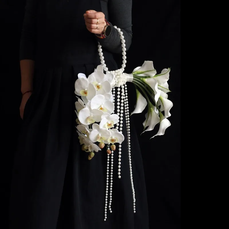 Белый букет фаленопсисов с эффектом жемчуга, имитация букета невесты, реквизит для фотостудии, модный нишевый дизайн для фотосъемки
Белый букет фаленопсисов с эффектом жемчуга, имитация букета невесты, реквизит для фотостудии, модный нишевый дизайн для фотосъемки