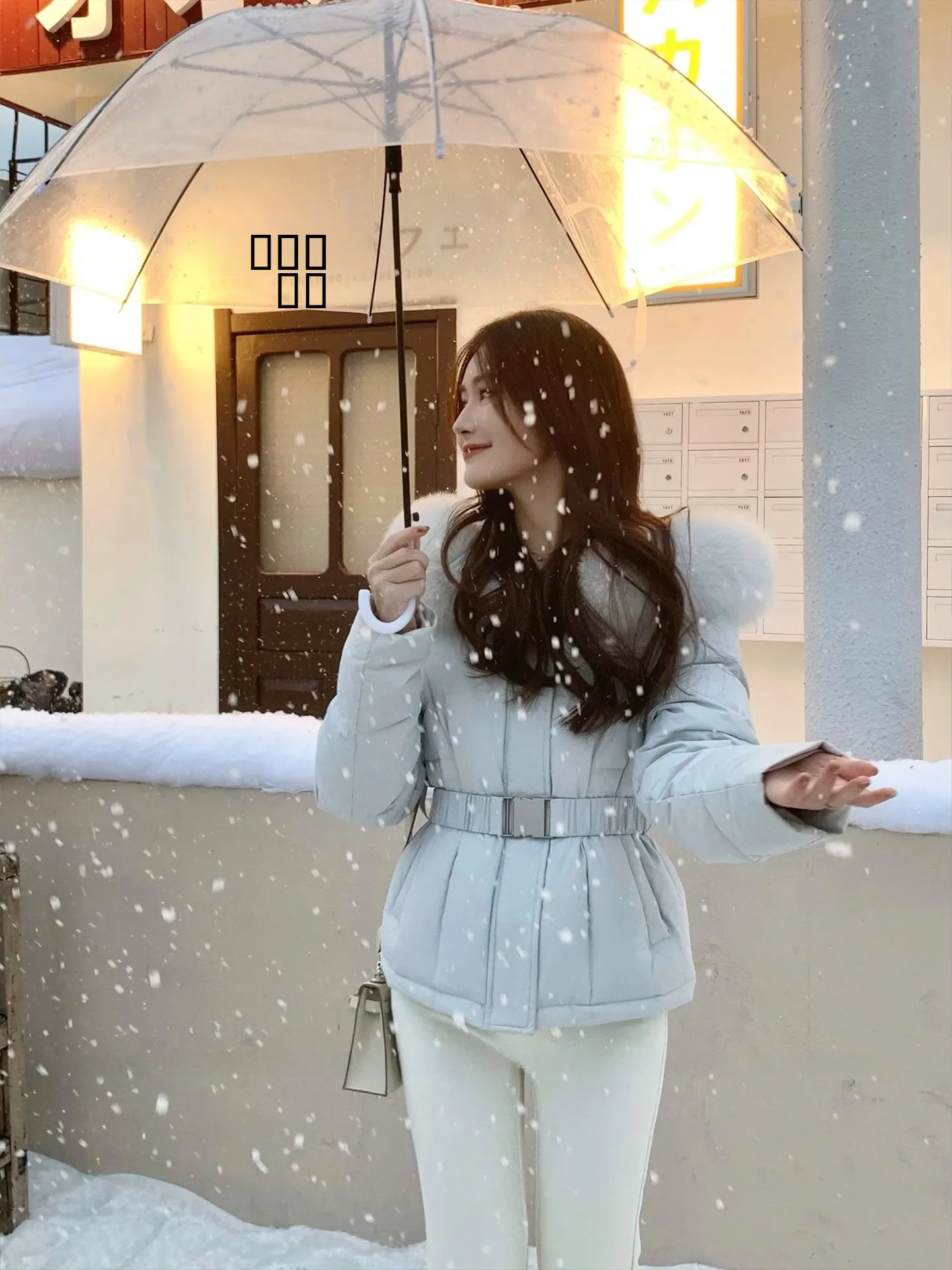 Женская пуховая куртка с отстегивающимся поясом, 90% белым пухом, меховым воротником, утепленная, повседневная, теплая
Женская пуховая куртка с отстегивающимся поясом, 90% белым пухом, меховым воротником, утепленная, повседневная, теплая