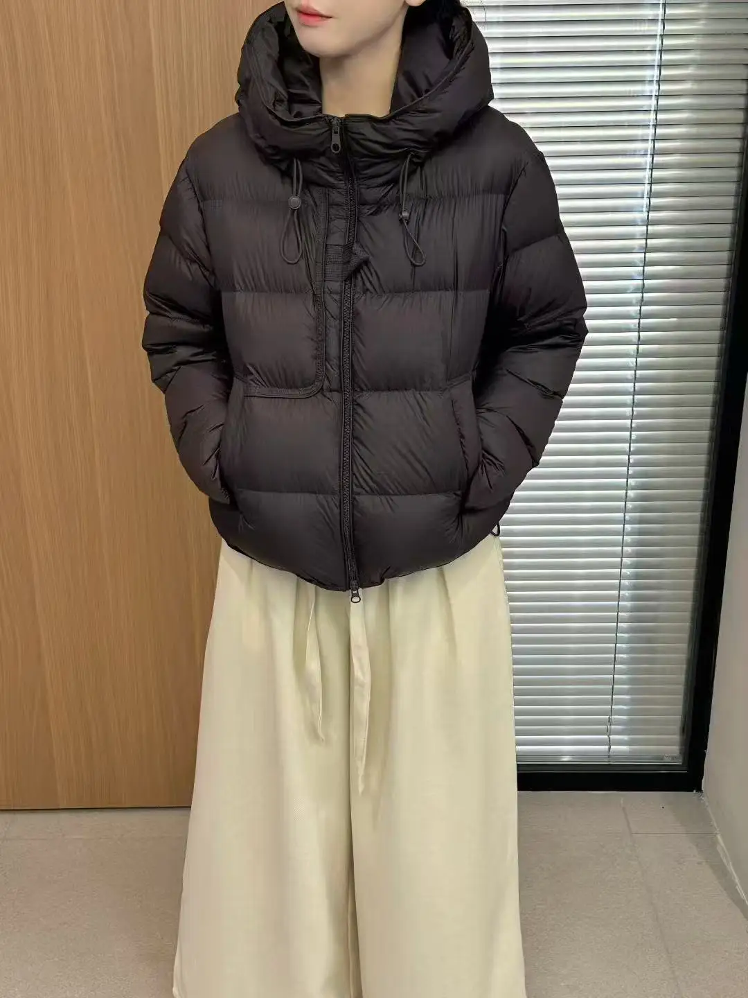 Fashionable White Duck down Puffer Jacket with Hood Women's Loose Fit Bread Style Coat Warmth Commute Style Short Length
Fashionable White Duck down Puffer Jacket with Hood Women's Loose Fit Bread Style Coat Warmth Commute Style Short Length