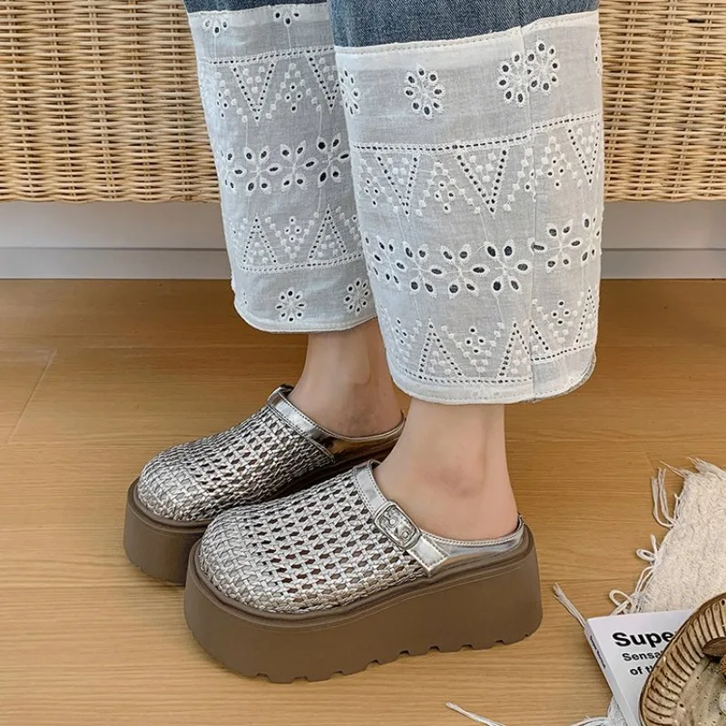2026 Summer New Hollow Closed Toe Half Slippers Women Thick Platform Wedges Outdoor Slip On Sandals Casual
2026 Summer New Hollow Closed Toe Half Slippers Women Thick Platform Wedges Outdoor Slip On Sandals Casual