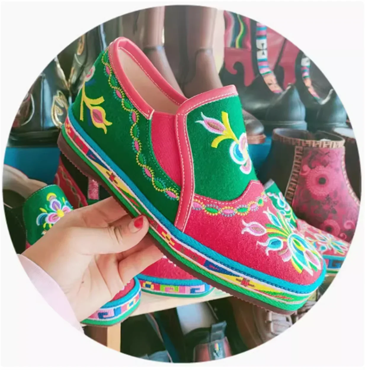 New Tibetan and Qiang women's shoes with increased height inside, single shoe with wool velvet embroidery
New Tibetan and Qiang women's shoes with increased height inside, single shoe with wool velvet embroidery