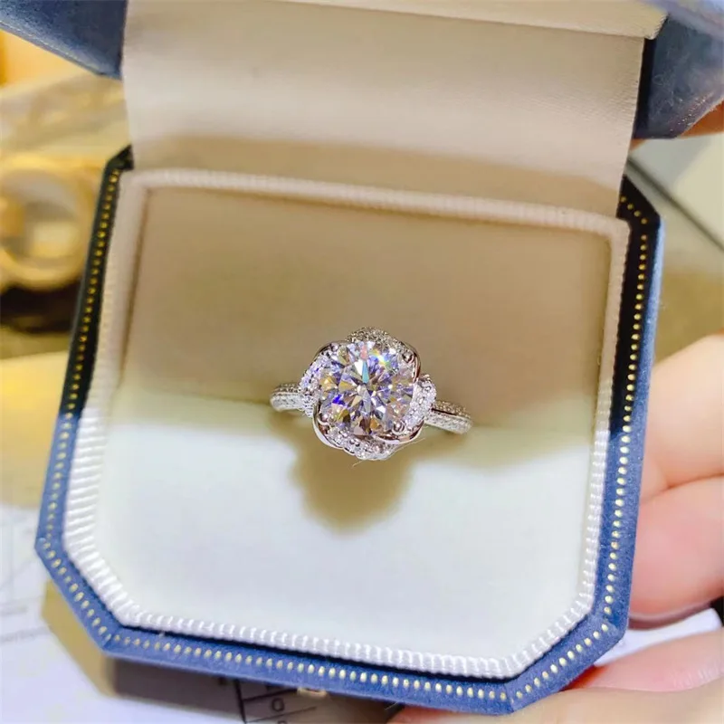 Charm Flower 1/2Ct D Color Moissanite Diamond Ring 925 Sterling Silver Party Wedding Band Rings for Women Engagement Jewelry
Charm Flower 1/2Ct D Color Moissanite Diamond Ring 925 Sterling Silver Party Wedding Band Rings for Women Engagement Jewelry