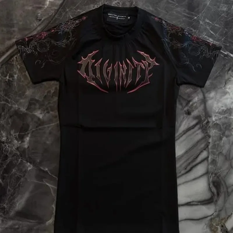 Дышащаяivinity Y2K Ретро Аниме Muscle Fit Спортивная Футболка Винтаж Графический Тонкий Контур Тренажерный Зал Бодибилдинг Уличная Одежда Топ 
Дышащаяivinity Y2K Ретро Аниме Muscle Fit Спортивная Футболка Винтаж Графический Тонкий Контур Тренажерный Зал Бодибилдинг Уличная Одежда Топ