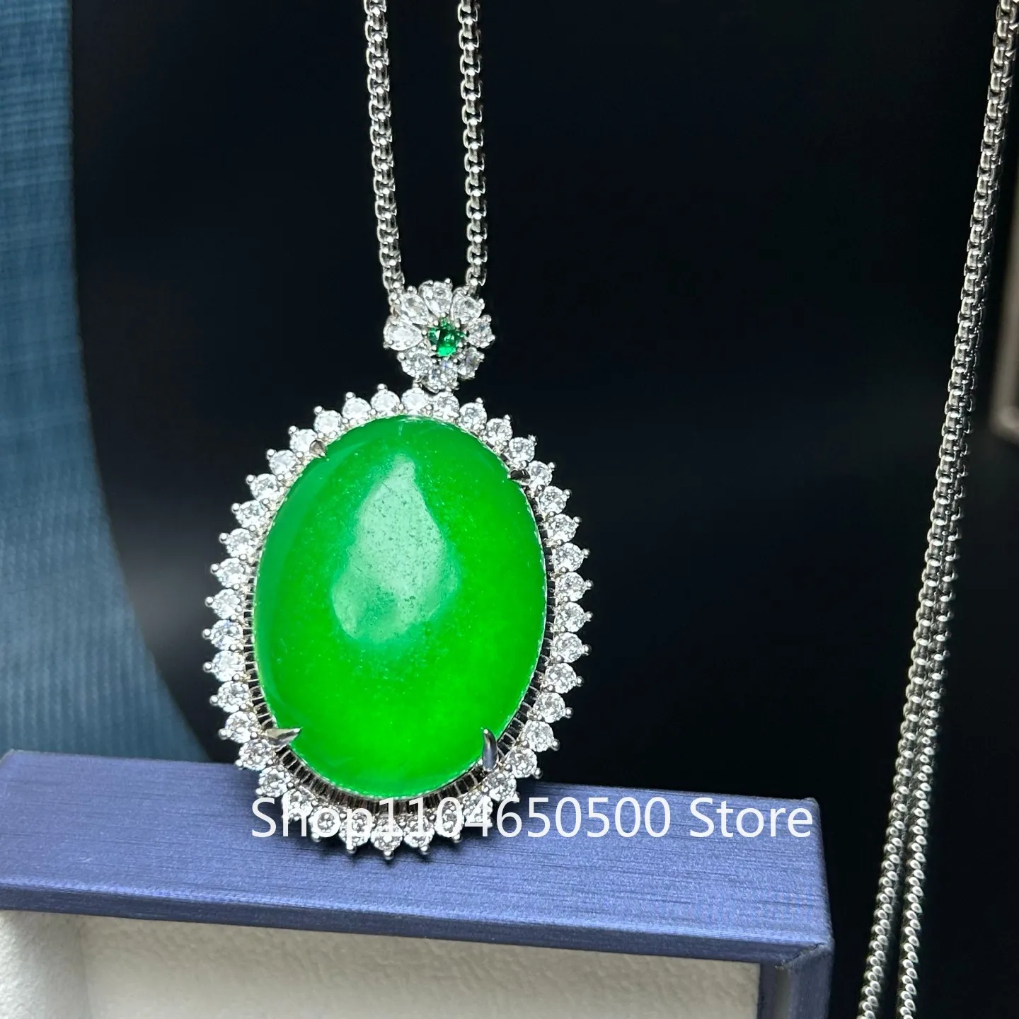 Сертифицированный натуральный идеальный кулон и ожерелье из жадеита с высоким ледяным зеленым нефритом
Сертифицированный натуральный идеальный кулон и ожерелье из жадеита с высоким ледяным зеленым нефритом
