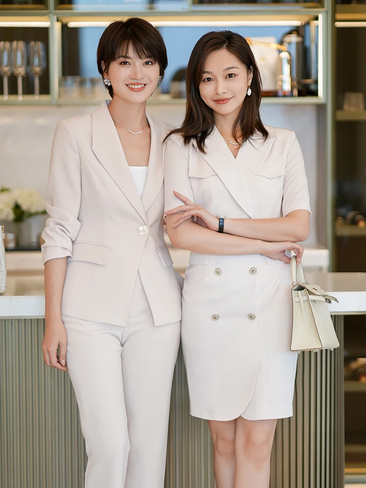 Профессиональный женский костюм с однобортным пиджаком и брюками, осенняя новинка, элегантный деловой наряд от Jiang Feifei
Профессиональный женский костюм с однобортным пиджаком и брюками, осенняя новинка, элегантный деловой наряд от Jiang Feifei