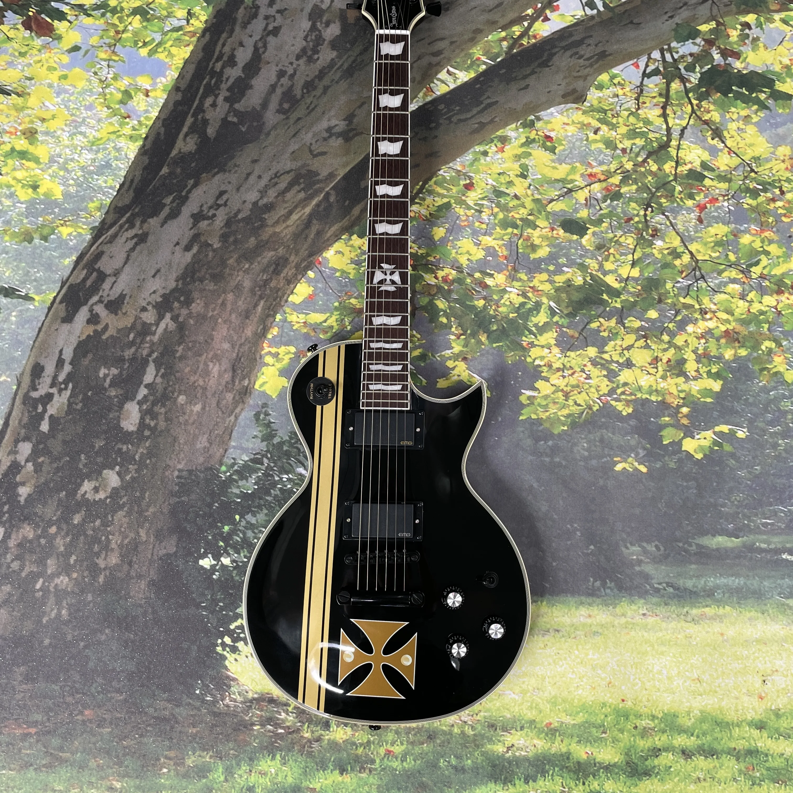 6-string black electric guitar, silver-trimmed multi-knob tone control guitars, advanced rock electric guitarra
6-string black electric guitar, silver-trimmed multi-knob tone control guitars, advanced rock electric guitarra