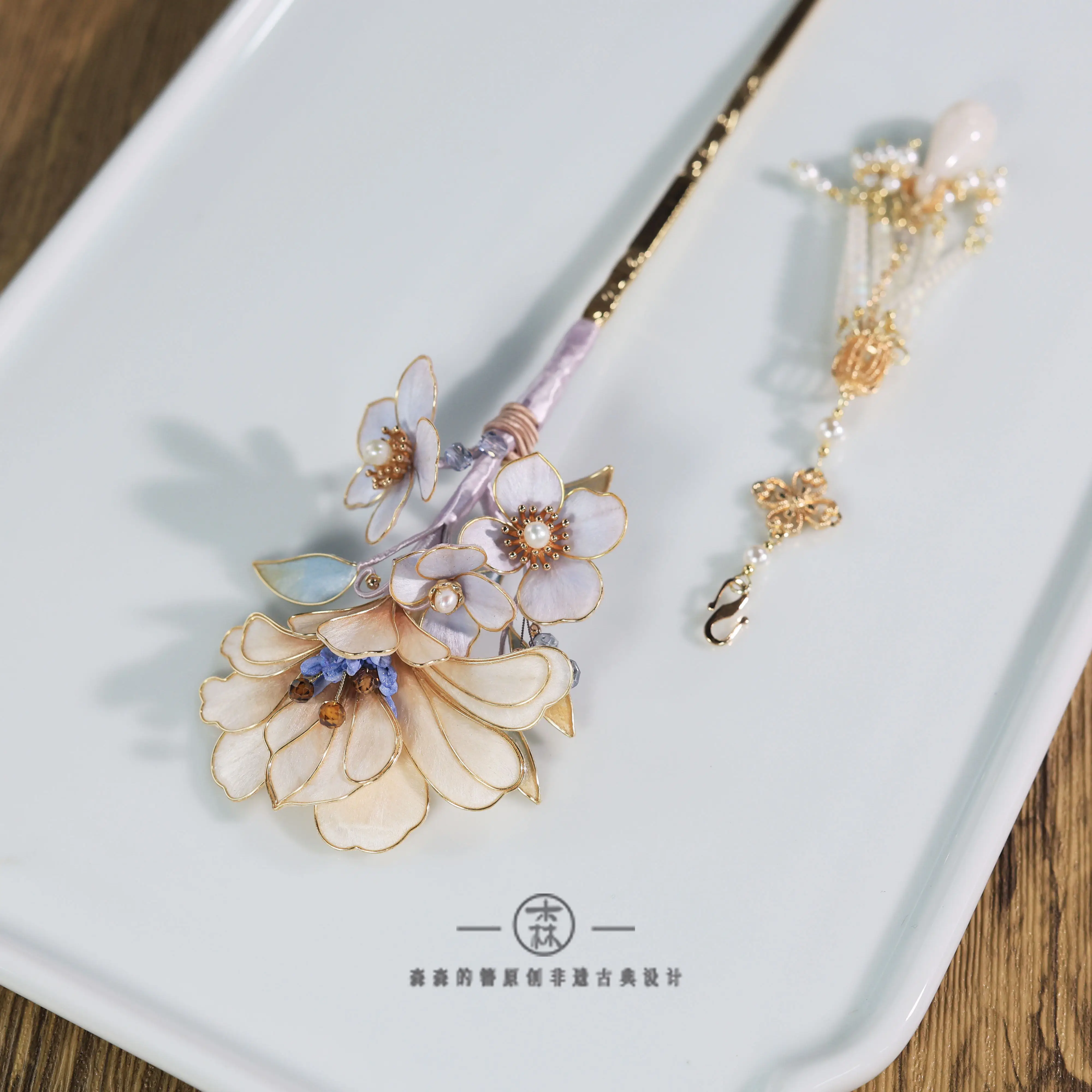 Liuzi • Original Intangible Cultural Heritage Velvet Flower Hair Stick, Luxury Vintage Tassel Hair Accessory for Cheongsam
Liuzi • Original Intangible Cultural Heritage Velvet Flower Hair Stick, Luxury Vintage Tassel Hair Accessory for Cheongsam