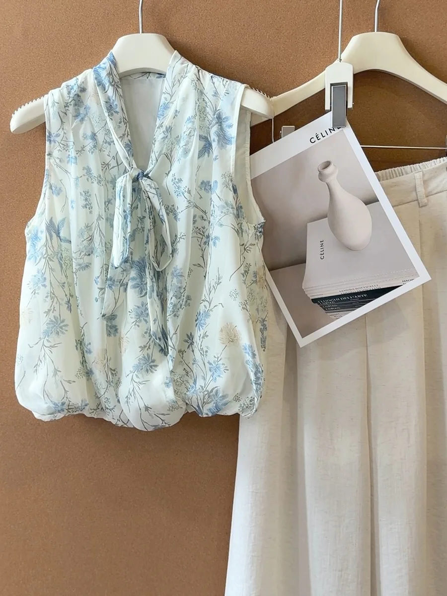 Sweet Blue Floral Chiffon Sleeveless Blouse V Neck Halter Ribbon Tie Knot Loose Bubble Hem Women Elegant Casual Summer Tank Tops
Sweet Blue Floral Chiffon Sleeveless Blouse V Neck Halter Ribbon Tie Knot Loose Bubble Hem Women Elegant Casual Summer Tank Tops